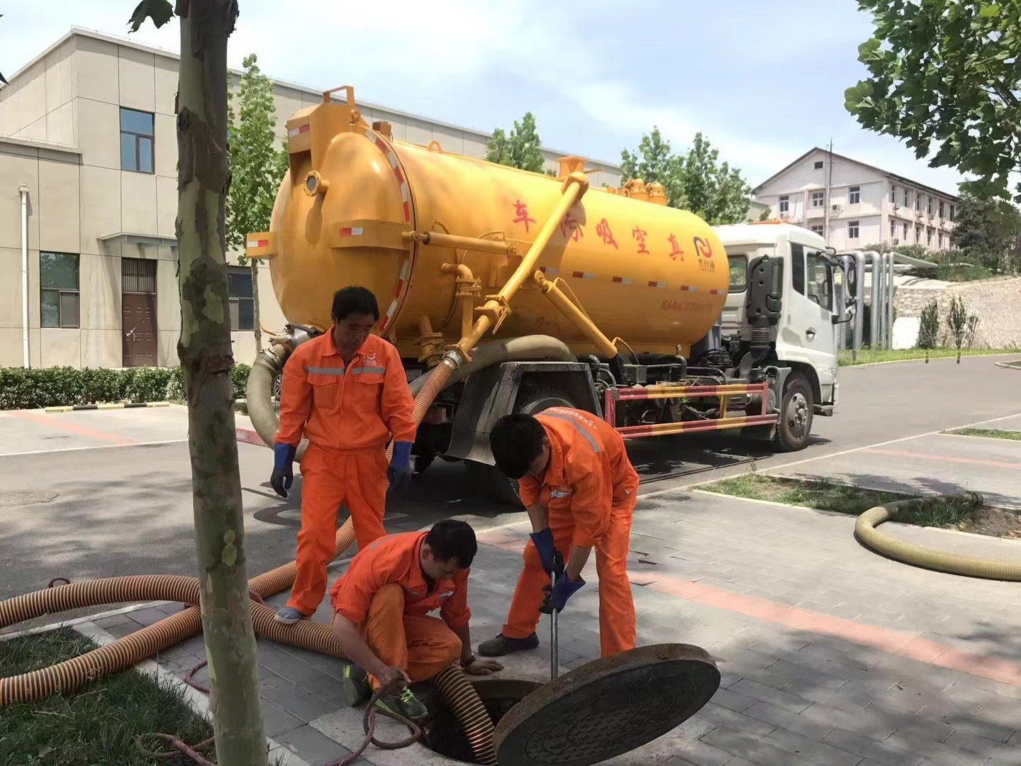 大涌管道疏通车停在窨井附近