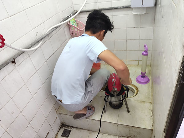 大涌管道堵塞冒臭气 专业师傅现场解决问题